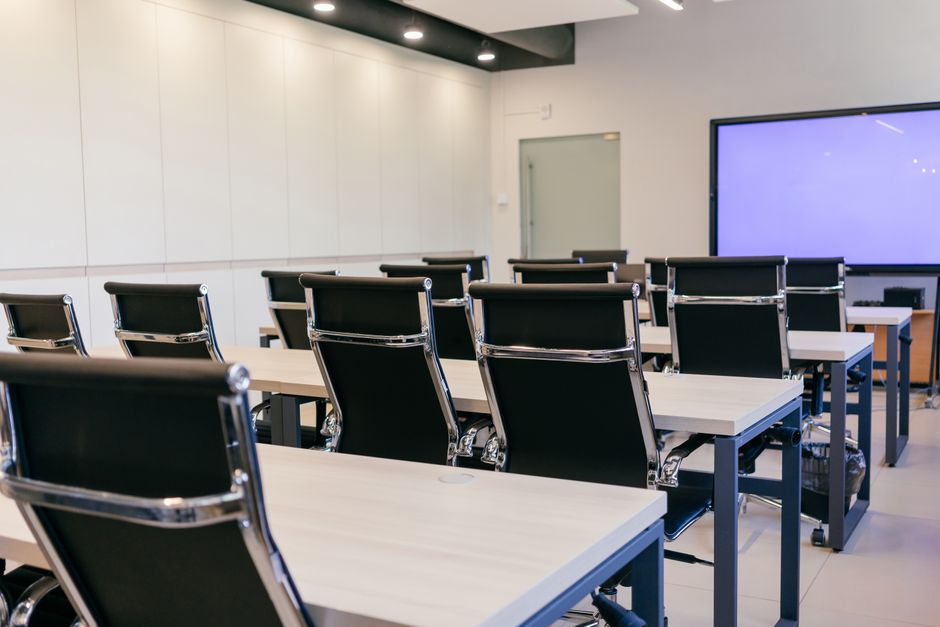 Zdjęcie wnętrza i mebli ilustrujące temat: Fotel ergonomiczny bez marketingowego chaosu